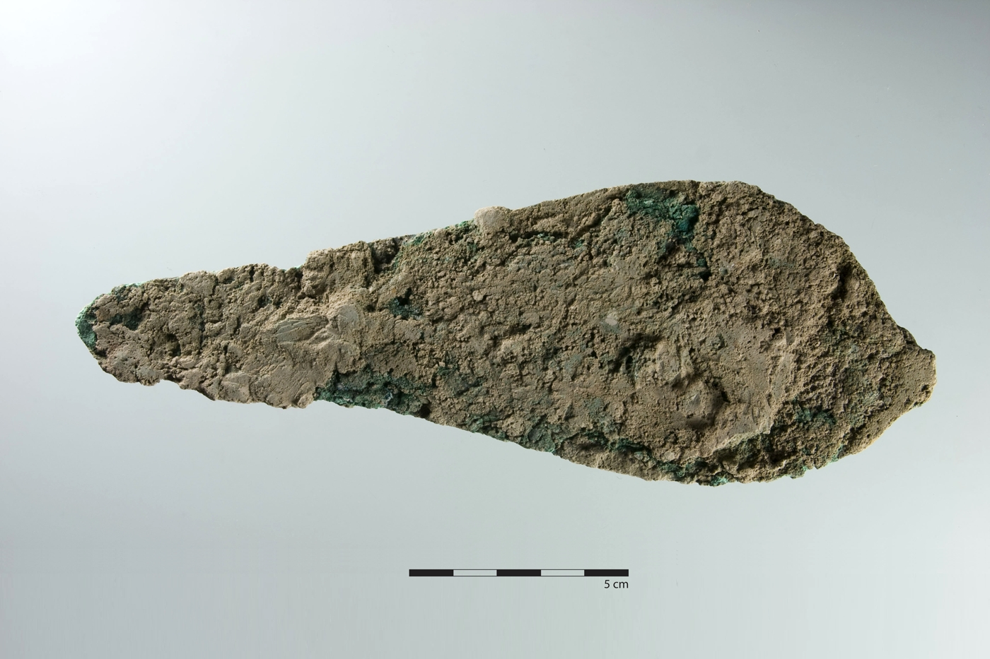 Längliches messerartiges Kupferobjekt, das in Unit H freigelegt wurde und ins frühe Äneolithikum datiert.