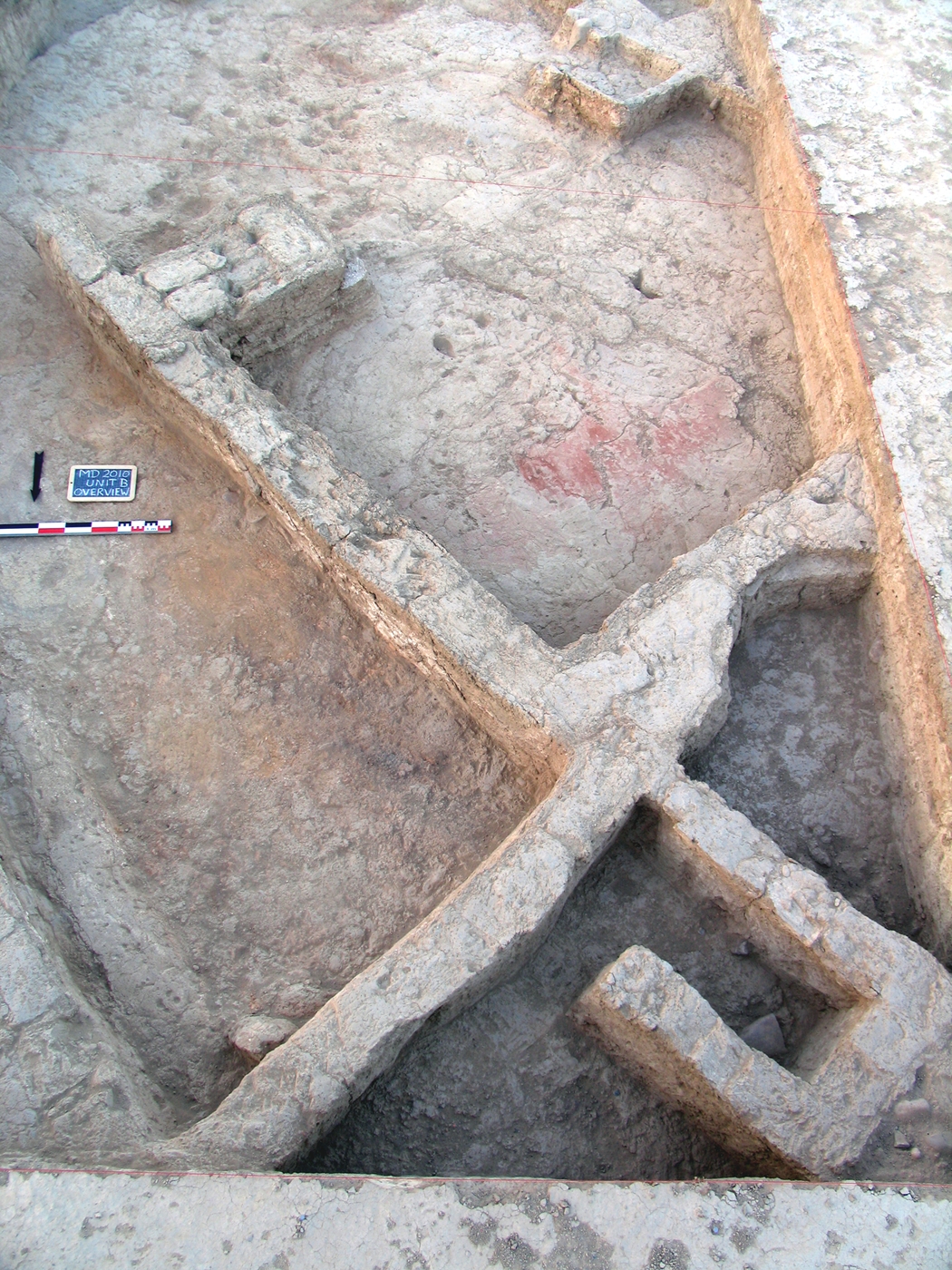 2. (0041) Teil von Haus 4, Blick von Norden. Im Hauptraum sticht der rot verputzte Fußboden heraus.