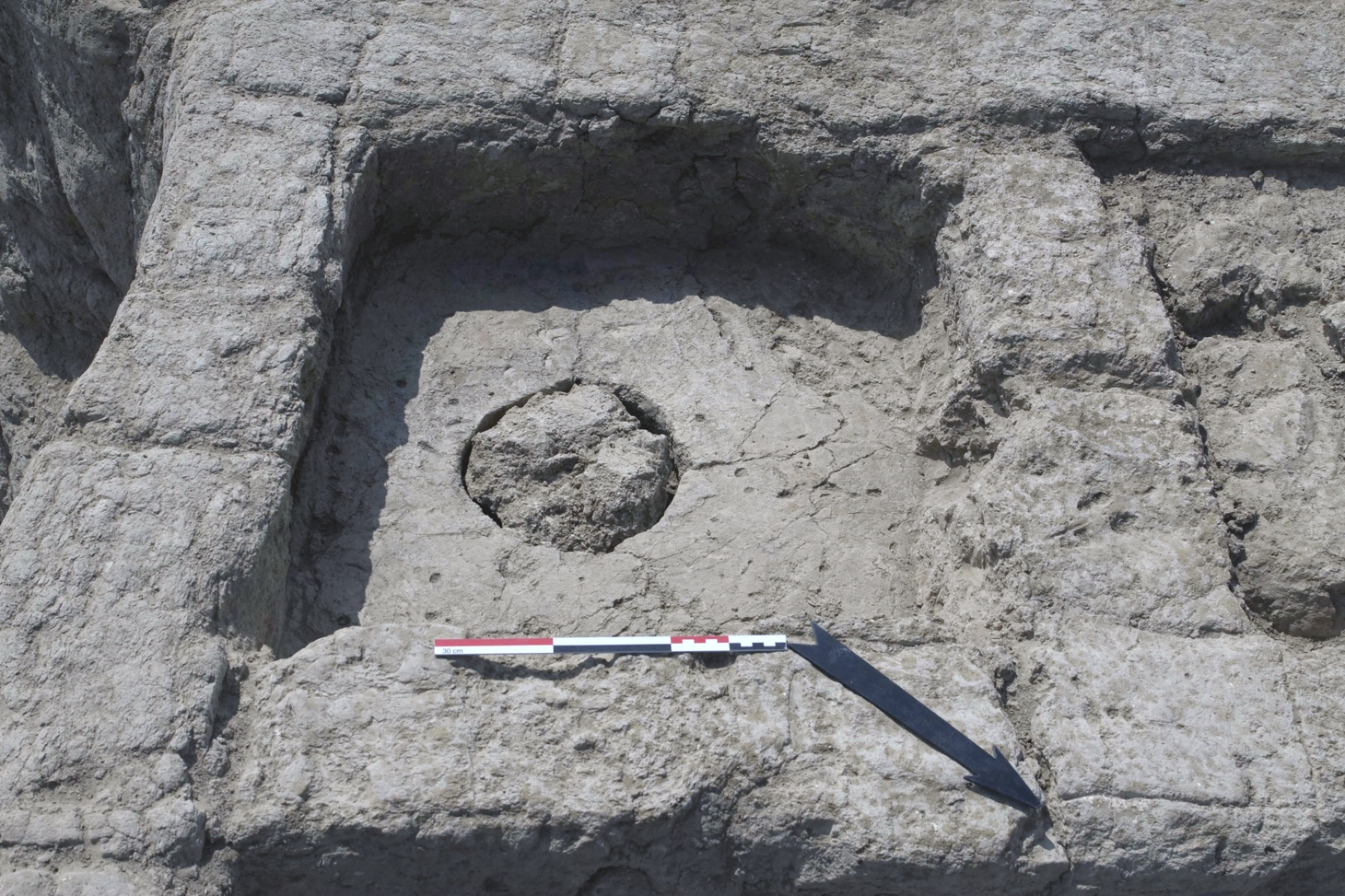 Fire installation 18 in house 1, possibly a container to preserve the embers. It was found as shown here, with a lump of clay that kept the hole in the middle closed.