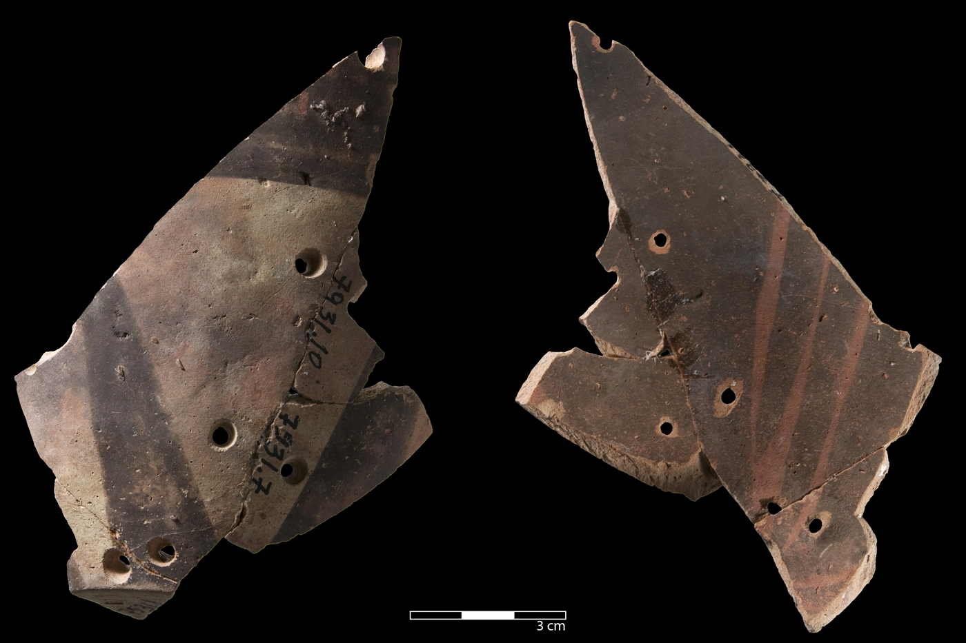 Scherbe eines bemalten Gefäßes der Meana Polyton-Ware, in dem mehrere kleine Reparaturlöcher von außen (links) nach innen (rechts) gebohrt wurden.