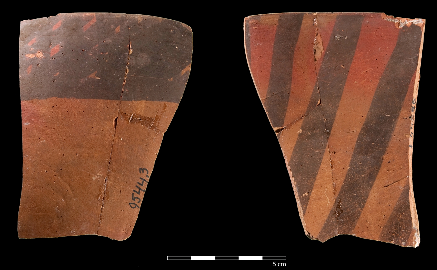 Randscherbe eines bemalten Gefäßes der Meana Black on Red-Ware mit Kreuzschraffur außen (links) und Streifendekoration innen (rechts)