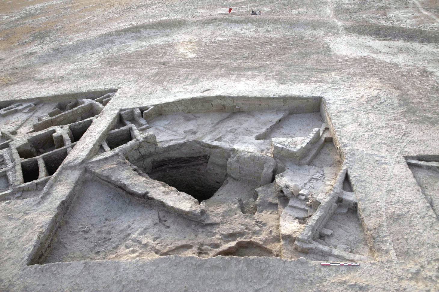 An overview of a portion of the excavation at the end of the 2011 season. A part of House 2, Berdiev Street, and Gate 1 are visible in the lower right corner. Behind them is House 1, of which only the north-eastern corner remains visible. Houses 3 and 4 can be seen on the left side of the photo.