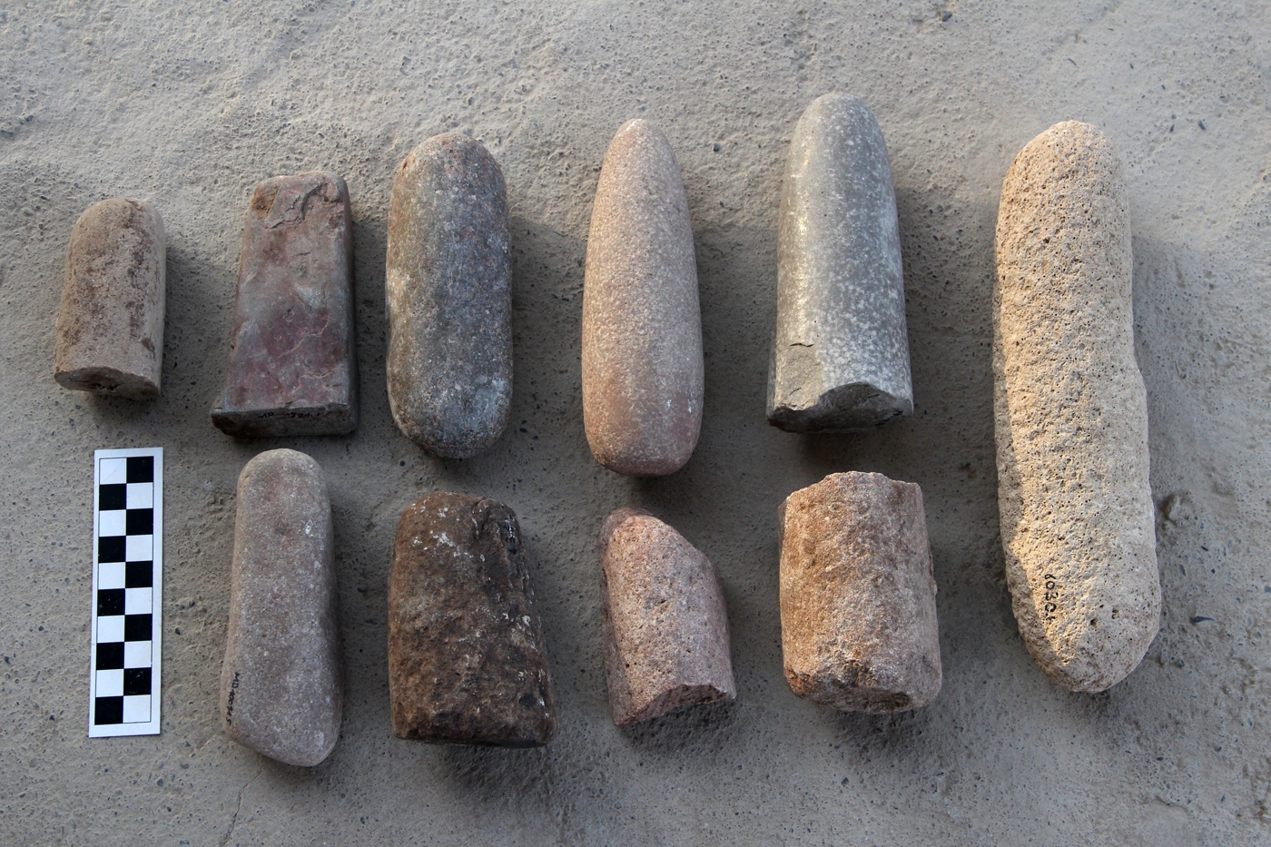 Steinmörser, gefertigt aus unterschiedlichen Rohmaterialien. Einige wurden erheblich bearbeitet, um die gewünschte Form zu erreichen, andere sind mehr oder weniger in ihrer natürlichen Form belassen.