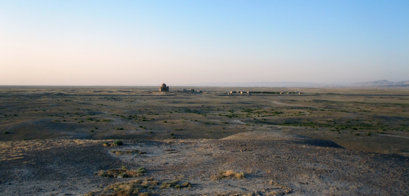 Blick auf die Ebene von Göbekli Depe aus (CMS Site 3). Der Hügel war in der sassanidischen bis spätmittelalterlichen Zeit besiedelt. Im Hintergrund das Heiligtum Baba Meana.